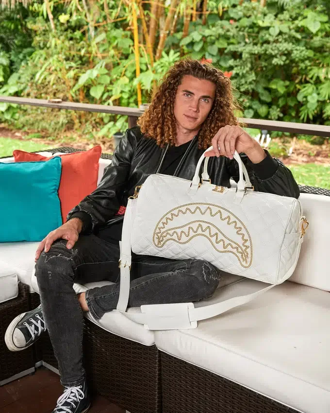 BOLSA DE DEPORTE RIVIERA LE BLANC CON CADENA DORADA Y DETALLE DE TIBURÓN