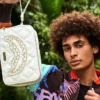 BOLSA DE NECESERES RIVIERA LE BLANC CON CADENA DORADA Y DISEÑO DE TIBURÓN
