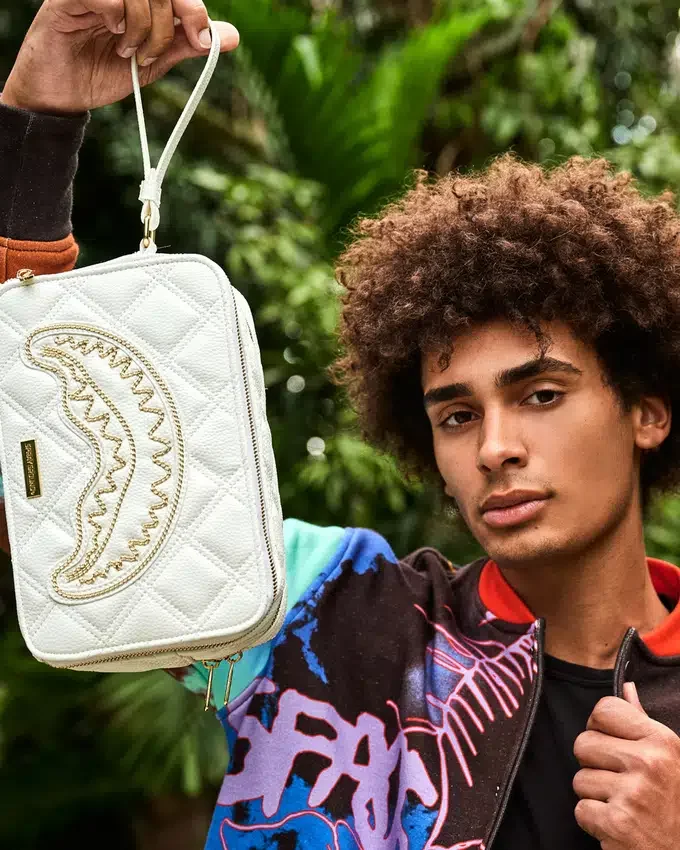 BOLSA DE NECESERES RIVIERA LE BLANC CON CADENA DORADA Y DISEÑO DE TIBURÓN