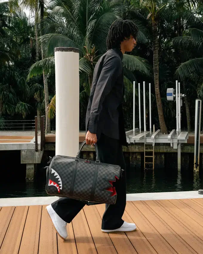 BOLSA DE VIAJE GRIS «Shark Bite Sharks In Paris»