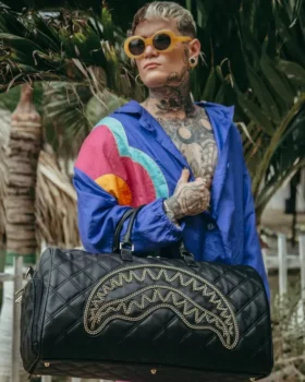 BOLSA DE VIAJE NOIR CON CADENA DORADA Y DETALLE DE TIBURÓN
