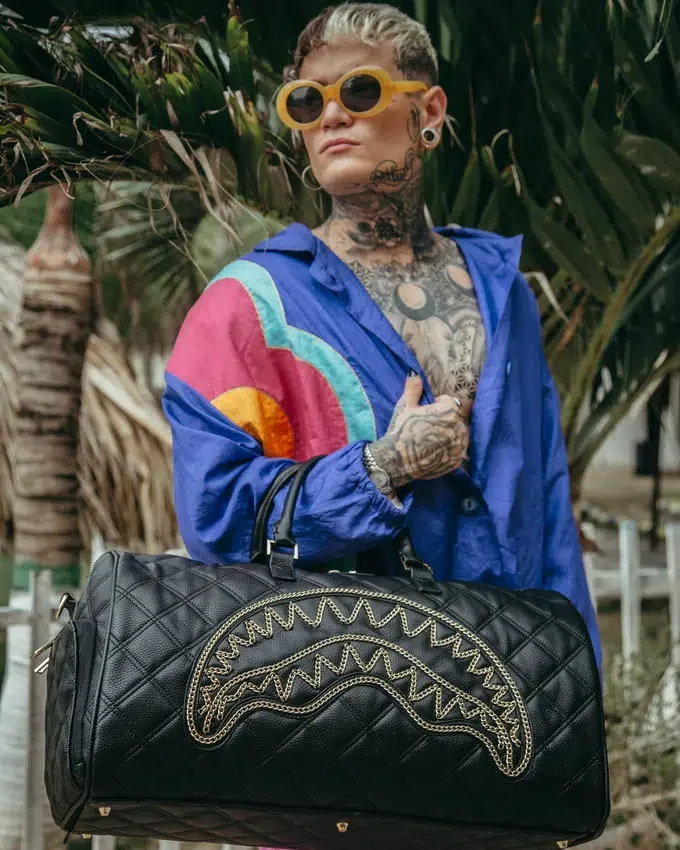 BOLSA DE VIAJE NOIR CON CADENA DORADA Y DETALLE DE TIBURÓN