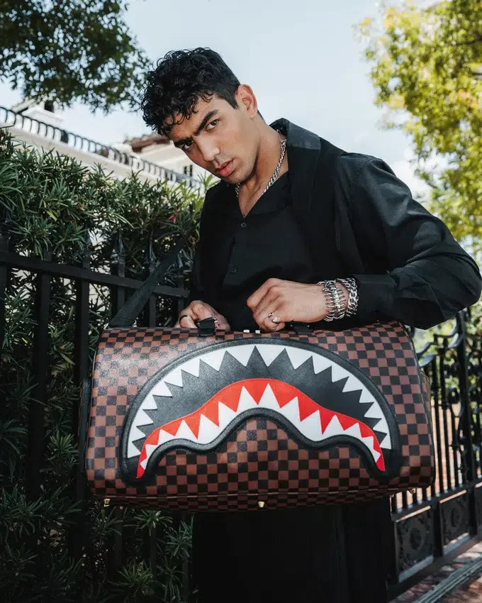 BOLSA DE VIAJE «SAWTOOTH SHARKS IN PARIS»