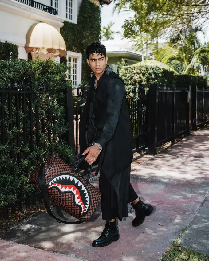 BOLSA DE VIAJE «SAWTOOTH SHARKS IN PARIS»