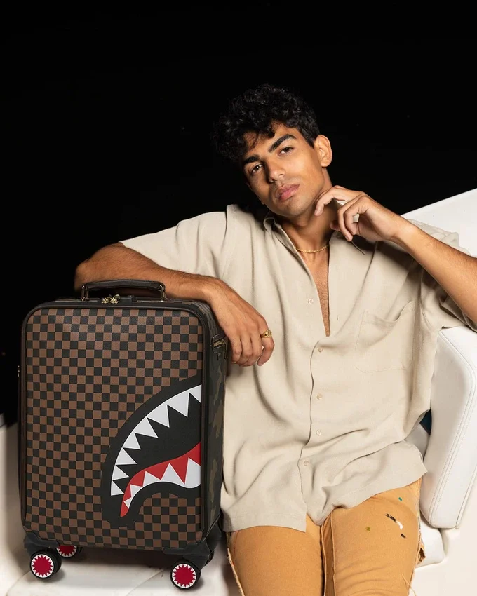 BOLSILLO EXTERIOR CON CREMALLERA DORADA «SHARKS IN PARIS» – EQUIPAJE DE CABINA JETSETTER