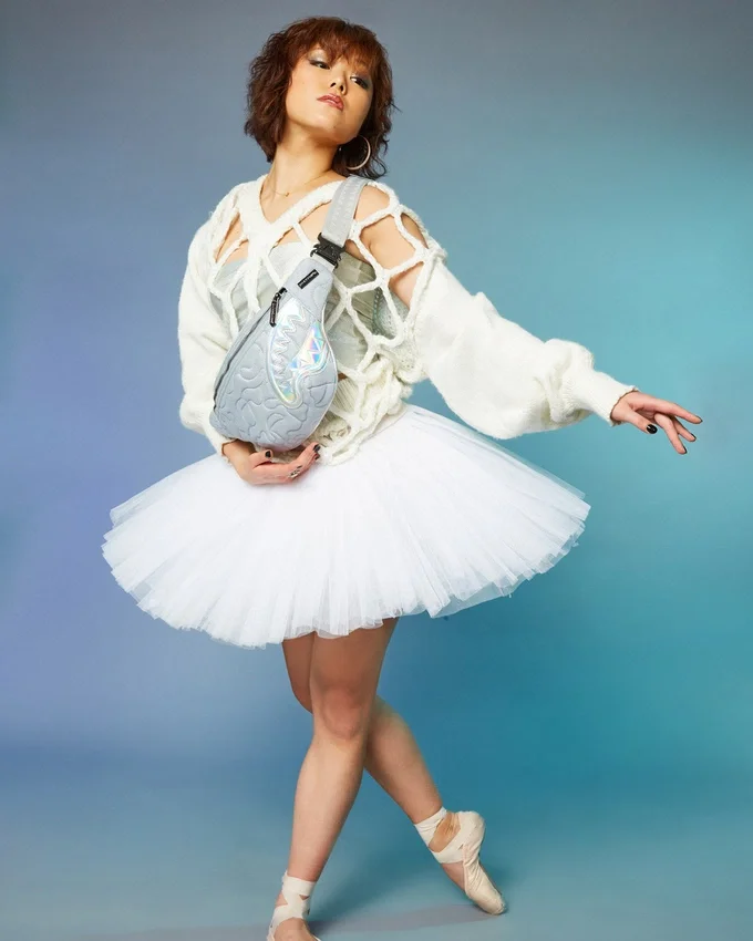 BOLSO DE BANDOLERA SAVVY CON ACOLCHADO IRIDISCENTE DE MIRASHAKU