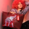 BOLSO TOTE DE COLABORACIÓN CON RON ENGLISH: ESTRIPE DE CEBRA Y ELEFANTE
