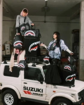 BOLSO TOTE HYPER PUFF «SHARKS IN PARIS»
