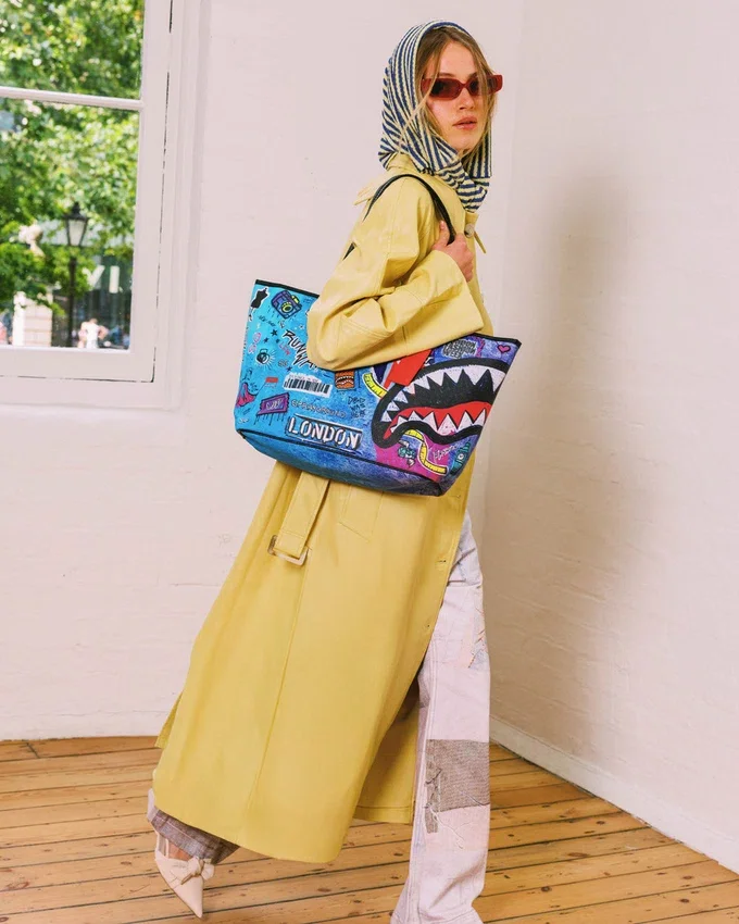 BOLSO TOTE LISTA PARA LA PASARELA DE LA SEMANA DE LA MODA DE LONDRES