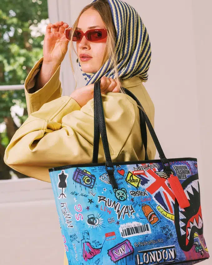 BOLSO TOTE LISTA PARA LA PASARELA DE LA SEMANA DE LA MODA DE LONDRES