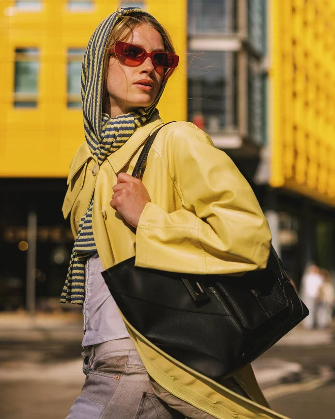 BOLSO TOTE LISTO PARA LA ALFOMBRA ROJA DE LA SEMANA DE LA MODA DE LONDRES
