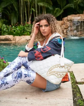 BOLSO TOTE RIVIERA LE BLANC CON CADENA DORADA Y ESTAMPADO DE TIBURÓN