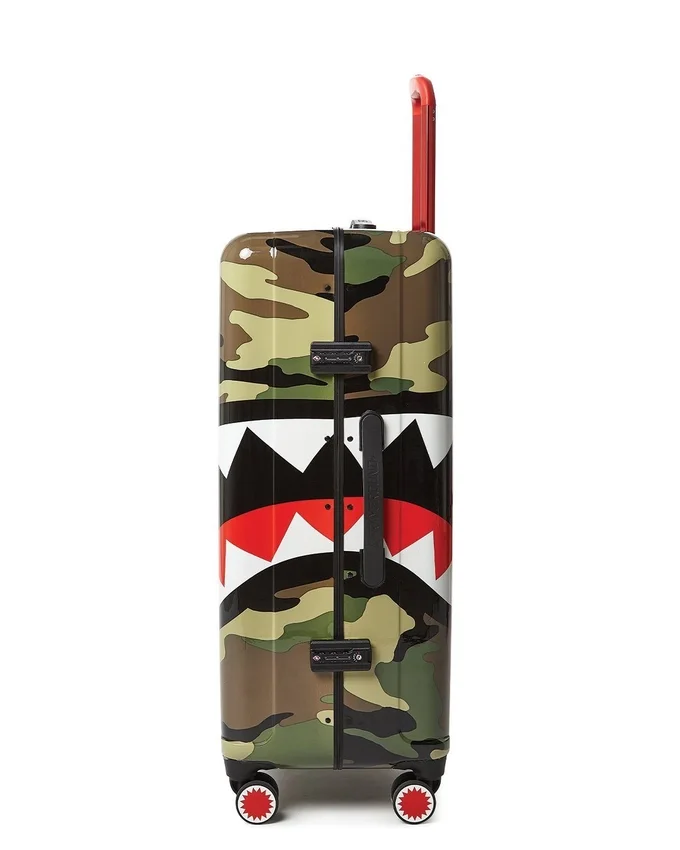 Equipaje de TAMAÑO COMPLETO SHARKNAUTICS (Camo) de 29.5”