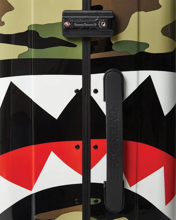 Equipaje de TAMAÑO COMPLETO SHARKNAUTICS (Camo) de 29.5”