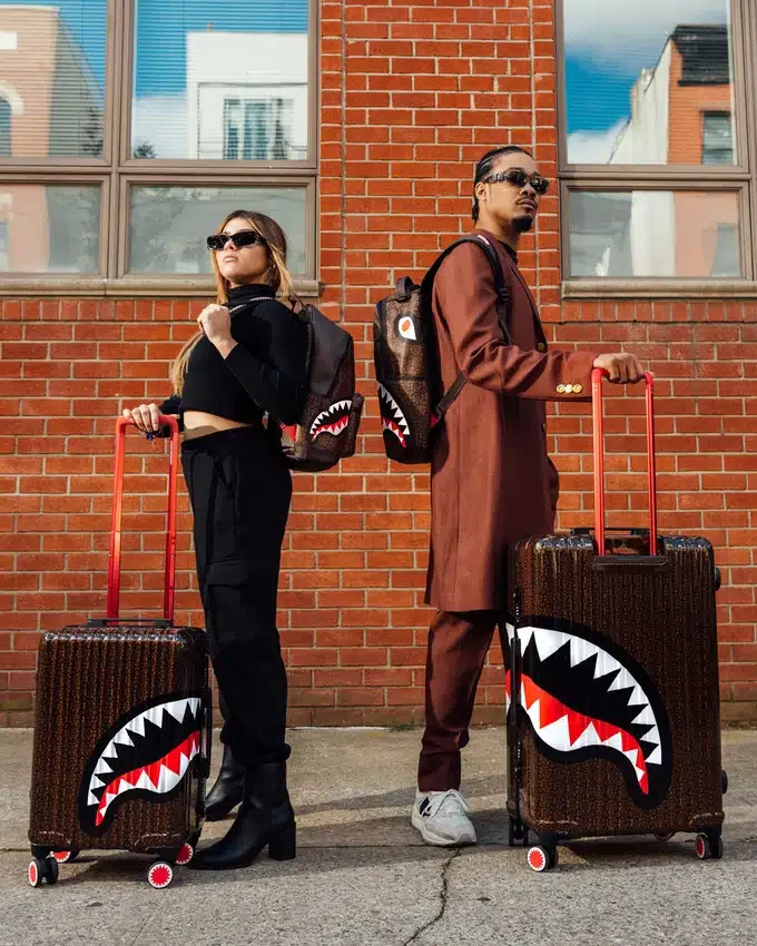 EQUIPAJE DE MANO DE CARCASA RÍGIDA FRENZY SHARKS SHARKNAUTICS