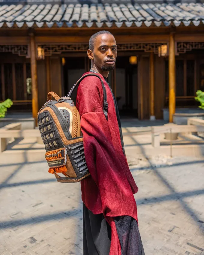 LA MOCHILA «ARMADURA DE SAMURÁI JAPONÉS» DEL MET