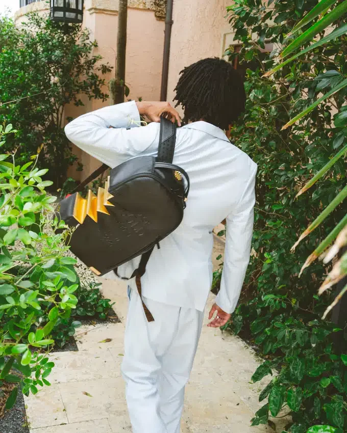 Mochila A.i.3 Shark Bite NEGRO Y DORADO (DLXV)