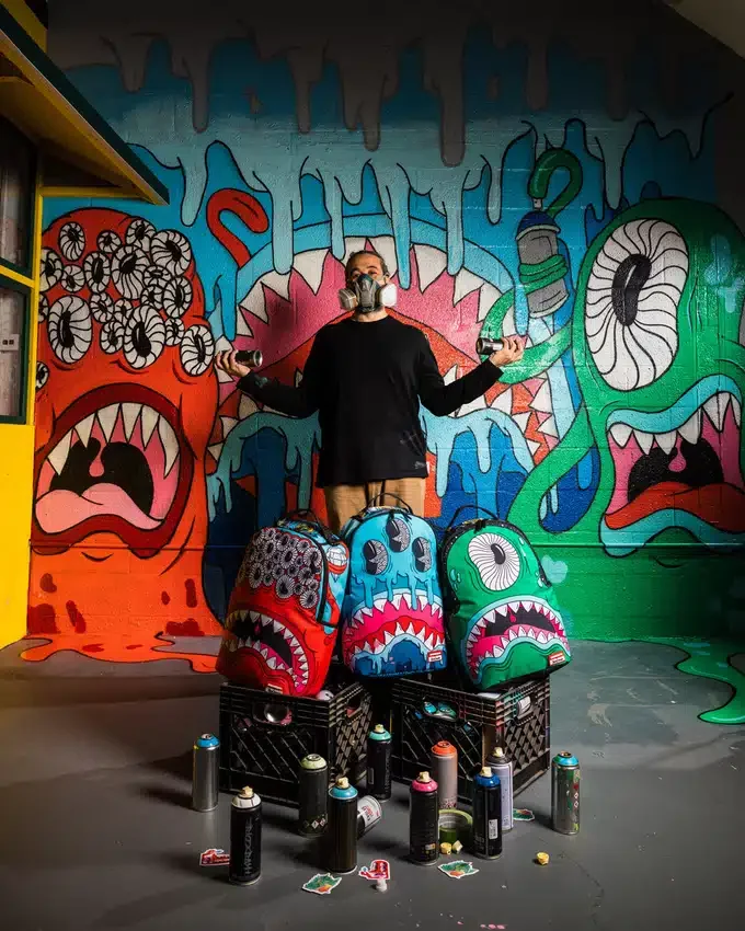Mochila «Blinky Shark» de la colaboración con el artista Jorge Rodríguez