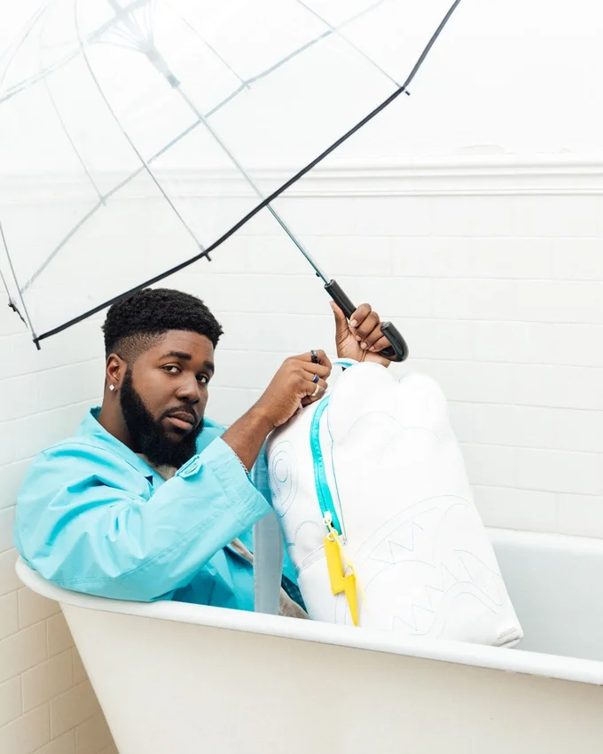 Mochila «CLOUDY WITH A CHANCE OF SHARK» (DLXV)