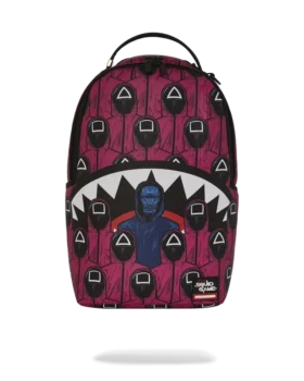 Mochila con colaboración de SQUID GAME: Frente con hombre y espalda con tiburones rosas