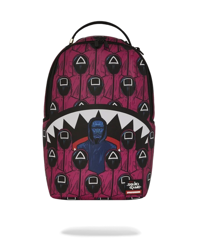 Mochila con colaboración de SQUID GAME: Frente con hombre y espalda con tiburones rosas