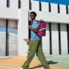 Mochila con colaboración de SQUID GAME: Frente con hombre y espalda con tiburones rosas