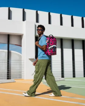 Mochila con colaboración de SQUID GAME: Frente con hombre y espalda con tiburones rosas