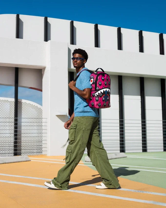Mochila con colaboración de SQUID GAME: Frente con hombre y espalda con tiburones rosas