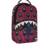 Mochila con colaboración de SQUID GAME: Frente con hombre y espalda con tiburones rosas