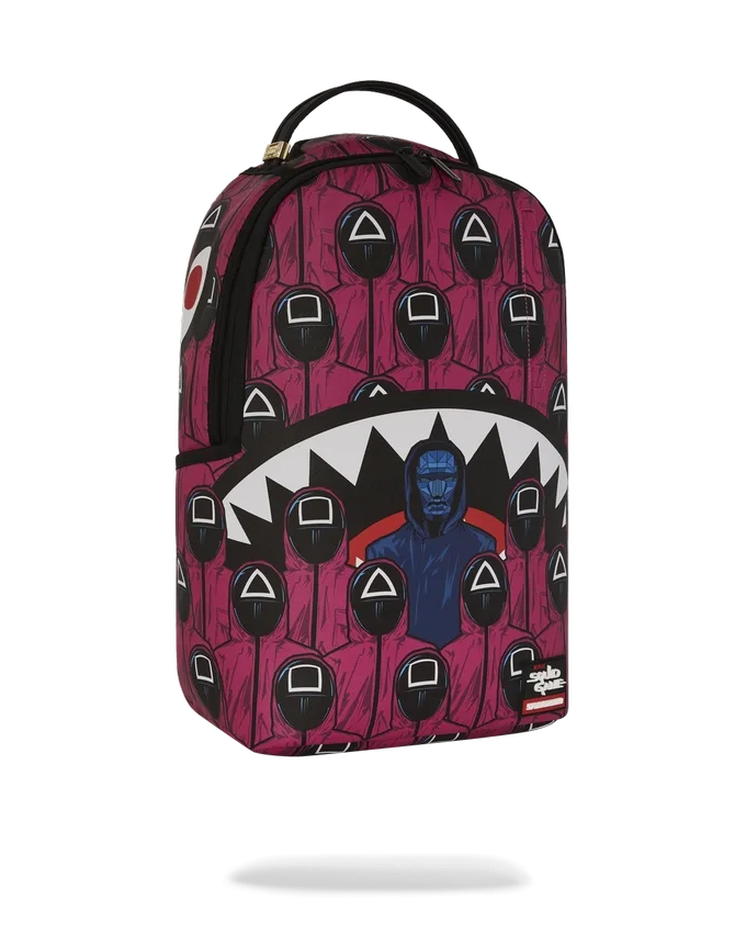 Mochila con colaboración de SQUID GAME: Frente con hombre y espalda con tiburones rosas