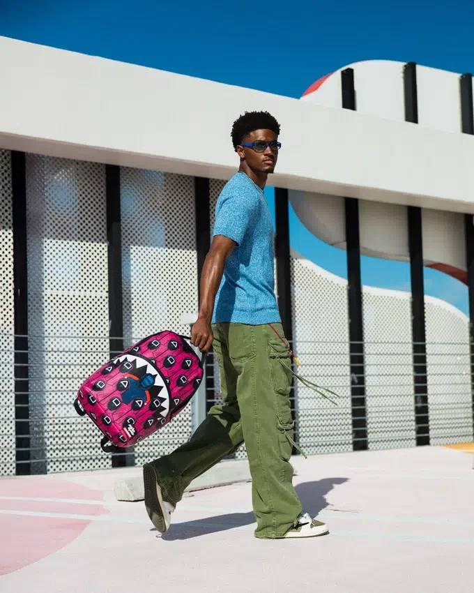 Mochila con colaboración de SQUID GAME: Frente con hombre y espalda con tiburones rosas