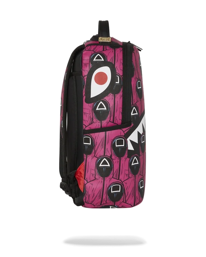 Mochila con colaboración de SQUID GAME: Frente con hombre y espalda con tiburones rosas