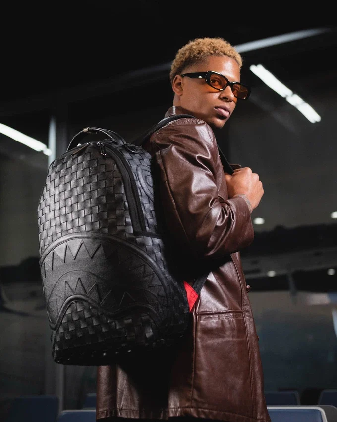 Mochila con corte y cosido tejida a mano