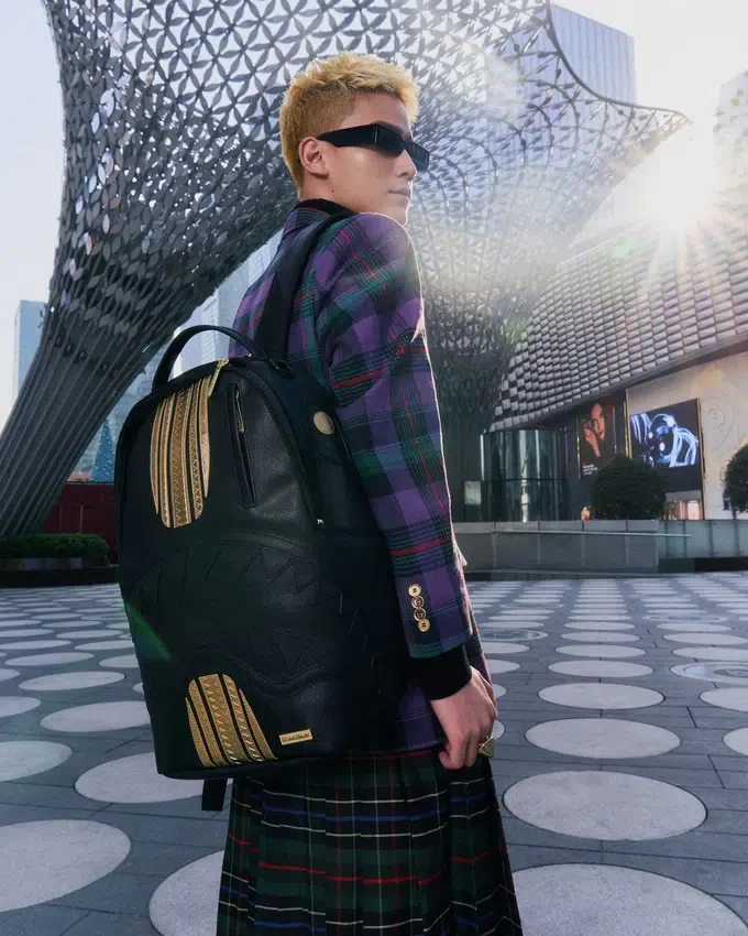 Mochila con rayas de carrera en oro y negro