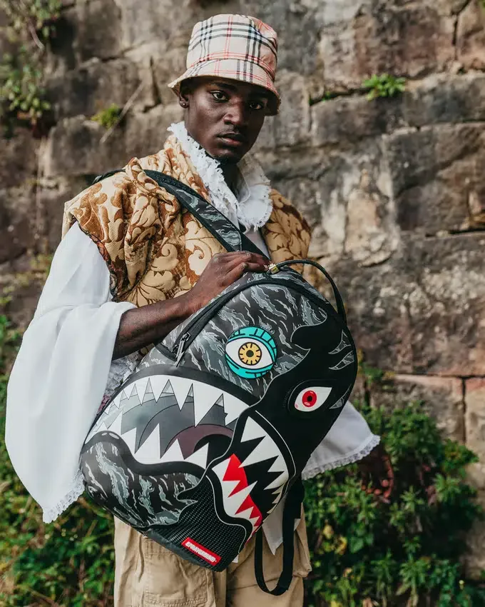 MOCHILA DAZED AND SHARK (DLXV)