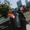 MOCHILA DE TELA DE PELUCHE «BIG BITE» CON MOTIVO DE TIBURÓN