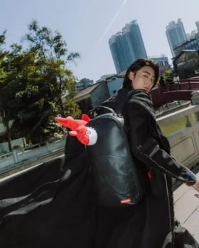 MOCHILA DE TELA DE PELUCHE «BIG BITE» CON MOTIVO DE TIBURÓN