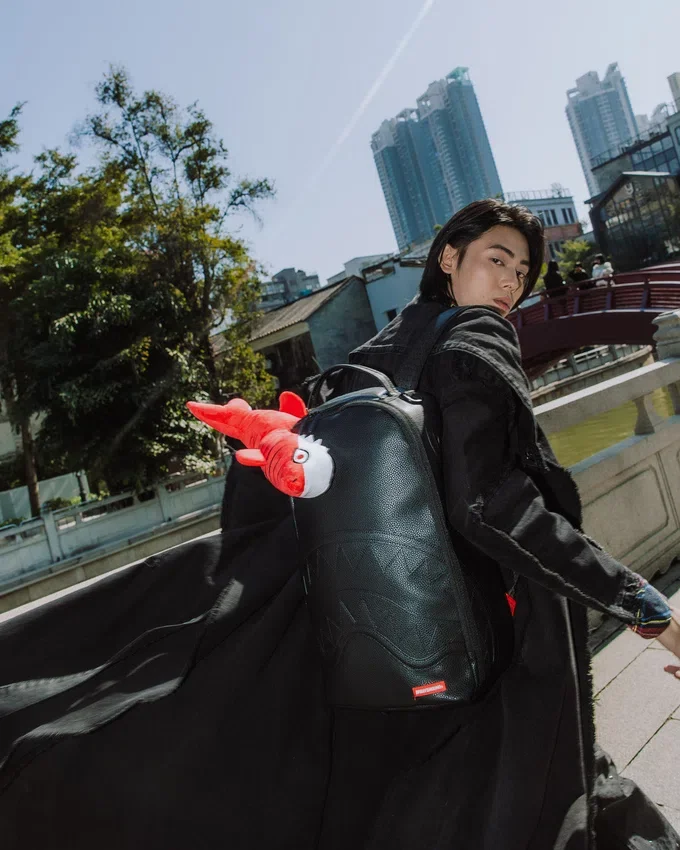 MOCHILA DE TELA DE PELUCHE «BIG BITE» CON MOTIVO DE TIBURÓN