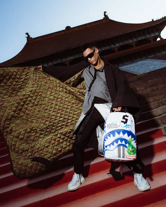Mochila DLXSV «Shark Central Cut Out for Greatness»
