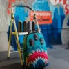 Mochila DRIPS SHARKS de la colaboración con el artista JORGE RODRÍGUEZ
