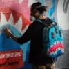 Mochila DRIPS SHARKS de la colaboración con el artista JORGE RODRÍGUEZ