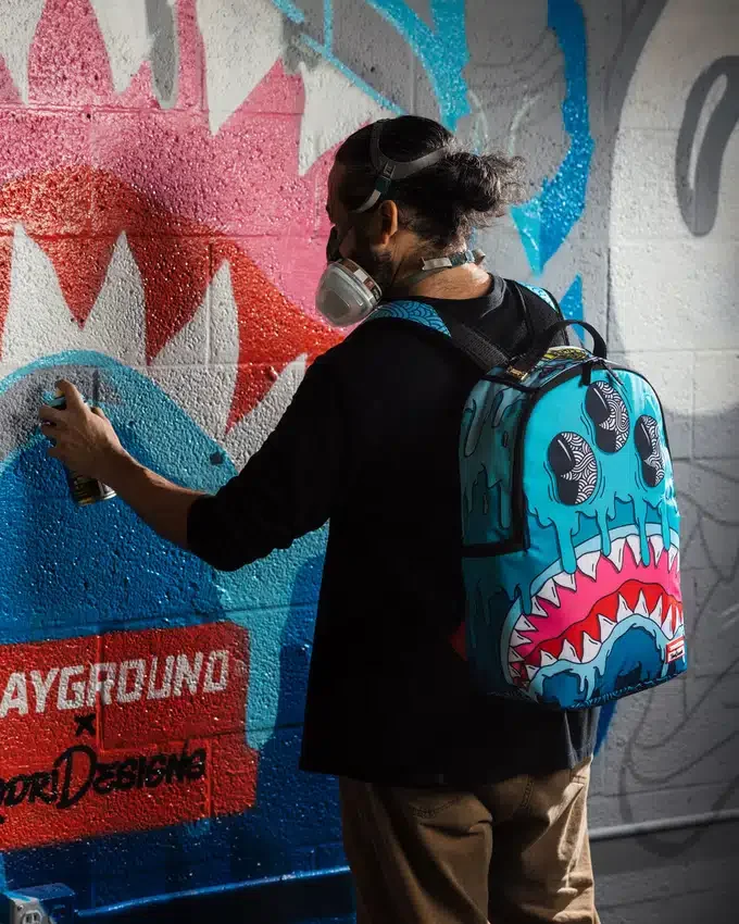 Mochila DRIPS SHARKS de la colaboración con el artista JORGE RODRÍGUEZ