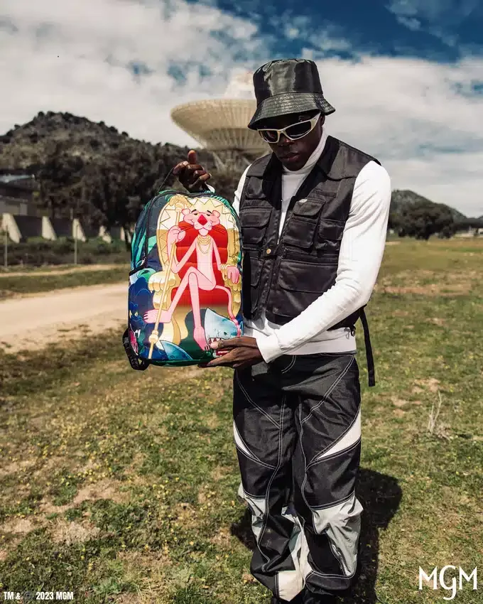 Mochila «HEAVY LIES THE CROWN» de la Pantera Rosa