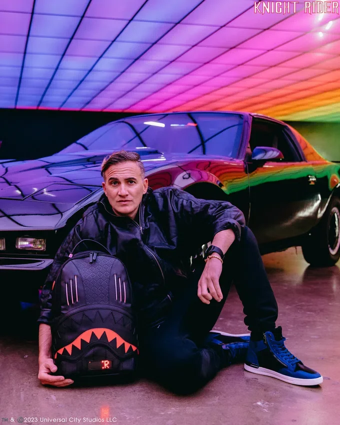 MOCHILA KNIGHT RIDER K.I.T.T. CON LED Y TURBO BOOST