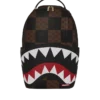 Mochila que tiene el logo del Shark