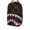 Mochila que tiene el logo del Shark