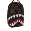 Mochila que tiene el logo del Shark