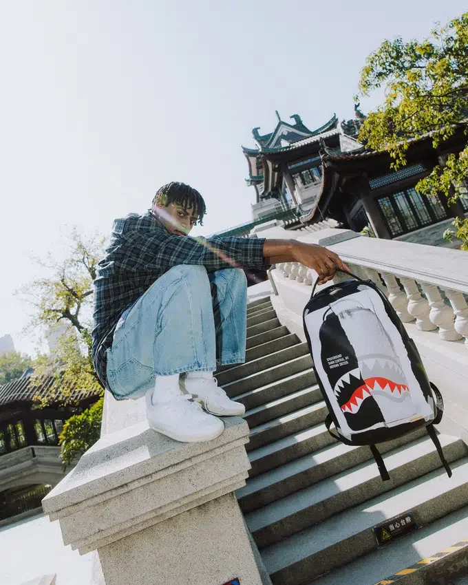Mochila «Sharks in Paris» con ilusión óptica de «Bolsa sobre bolsa»