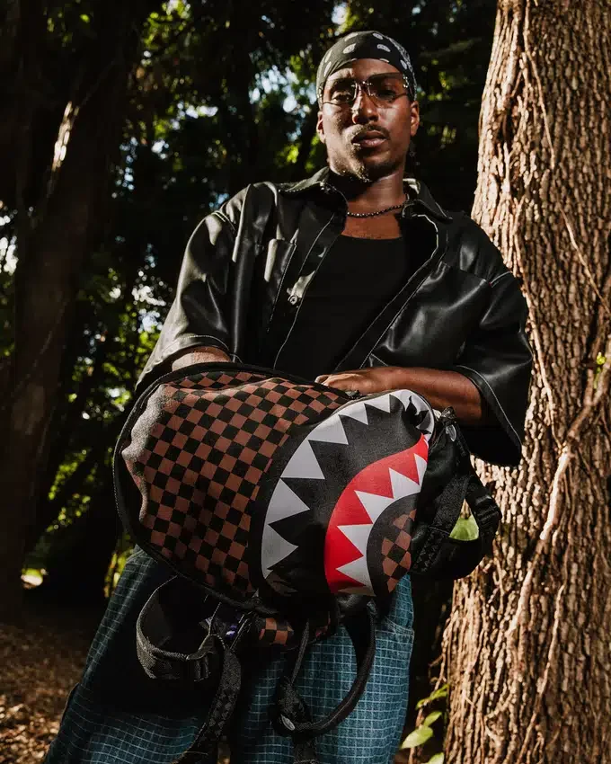 ¡¡¡NO PUEDE SER!!! UNA MOCHILA REVERSIBLE: DE TERCIOPELO MORADO A LA MOCHILA ORIGINAL «Sharks in Paris»