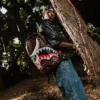 ¡¡¡NO PUEDE SER!!! UNA MOCHILA REVERSIBLE: DE TERCIOPELO MORADO A LA MOCHILA ORIGINAL «Sharks in Paris»